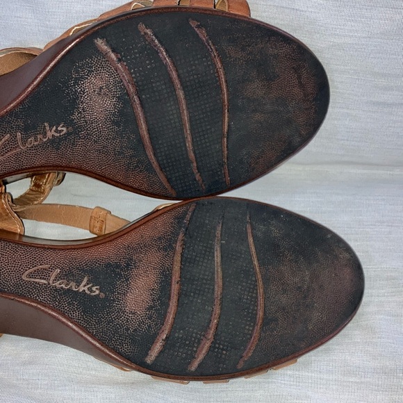 Clarks 8.5 women’s Tan Wedge Sandals with Elegant Lattice Straps - Picture 13 of 16